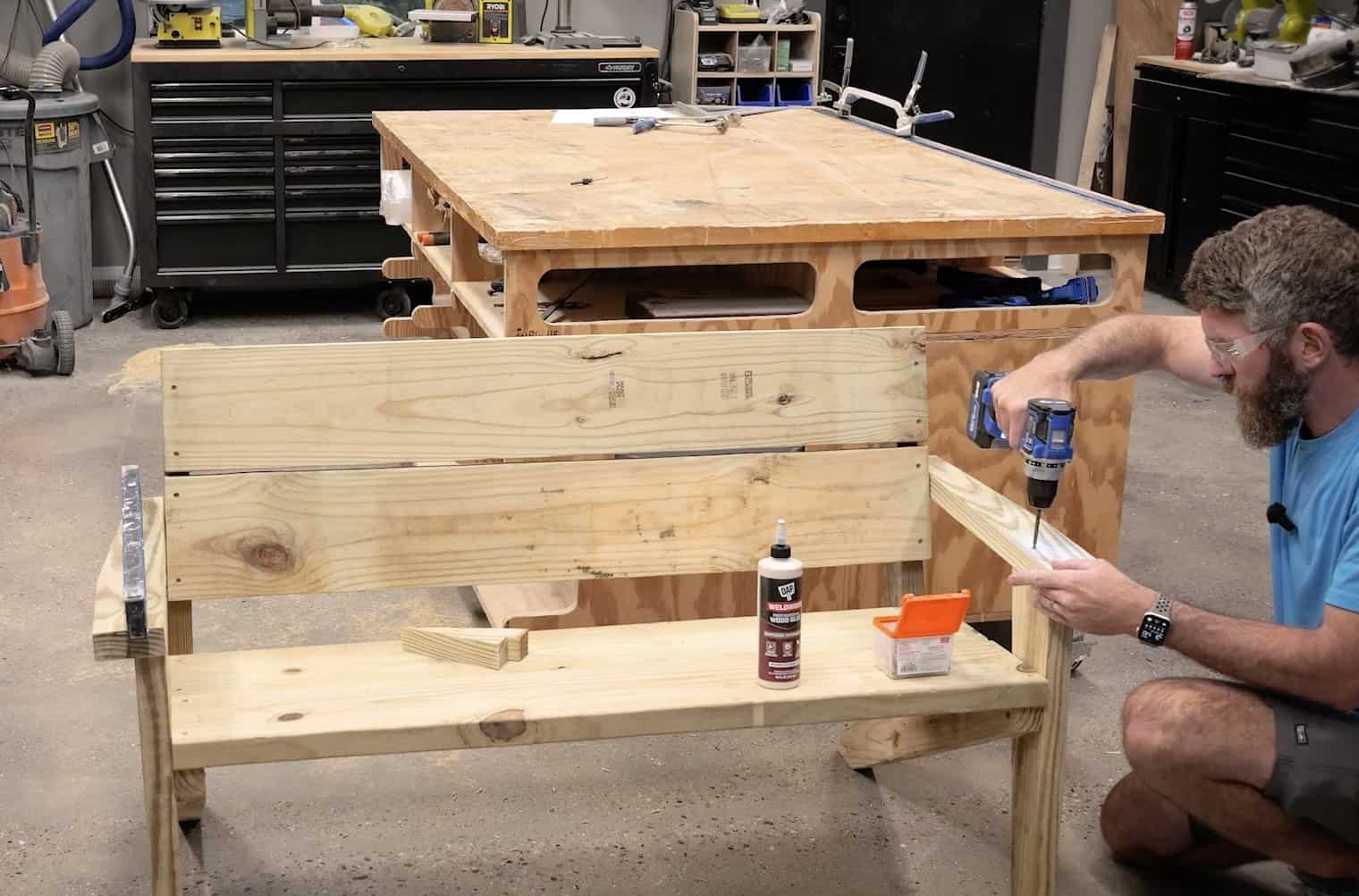 Setting the arm rest onto the front leg