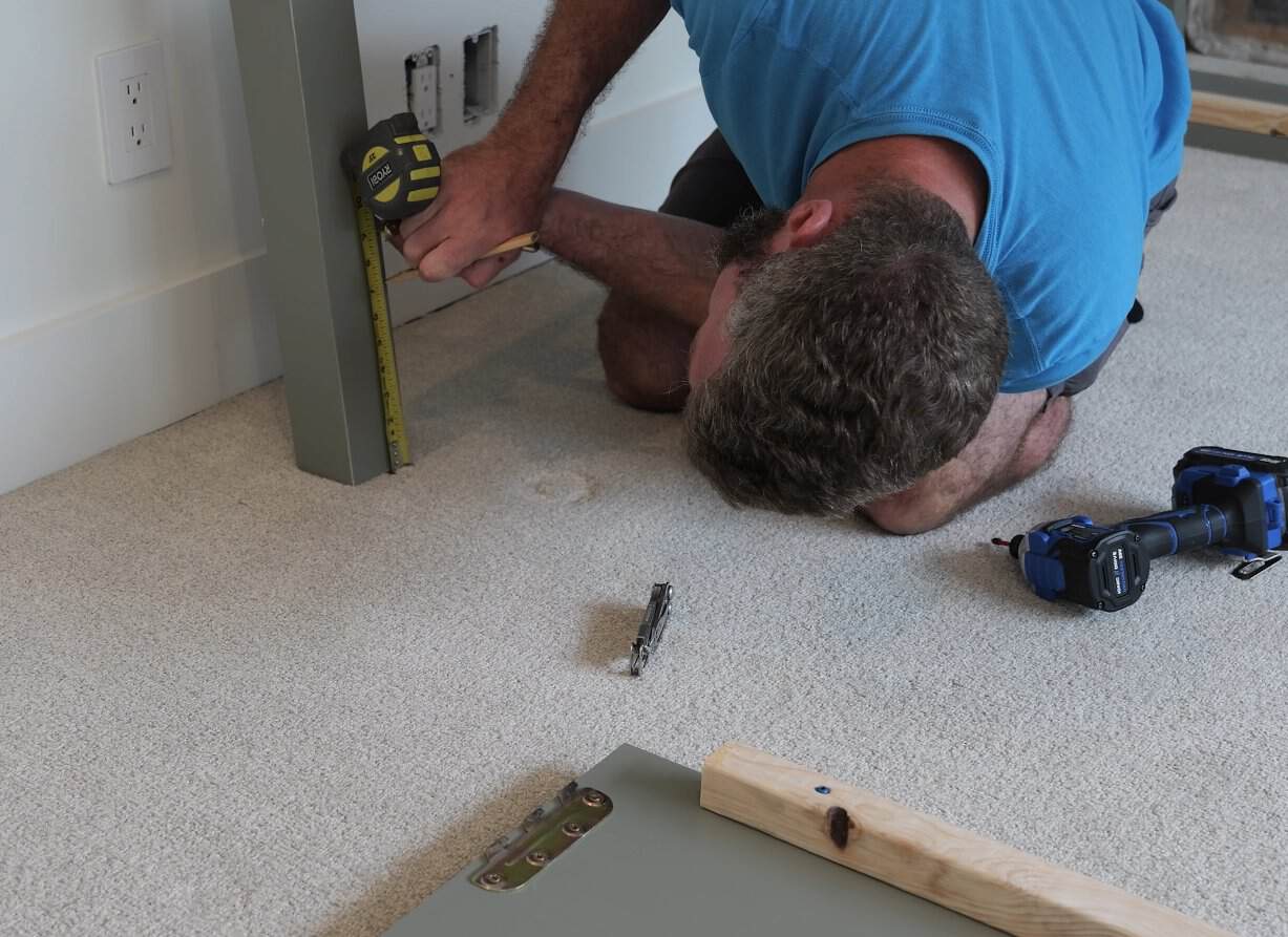 Measuring the bed rail bracket height on a leg