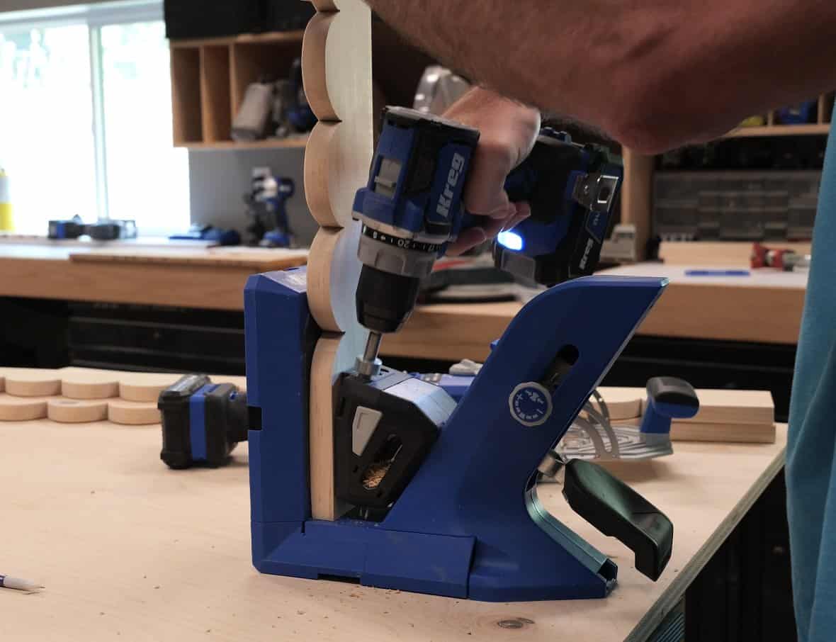 Pocket screws joining two table aprons at the corner with a Kreg pocket hole jig