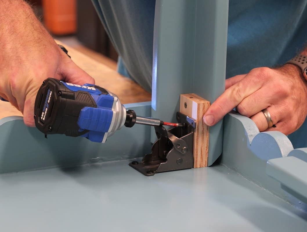 Screwing a locking folding leg bracket to the leg of a DIY mahjong table