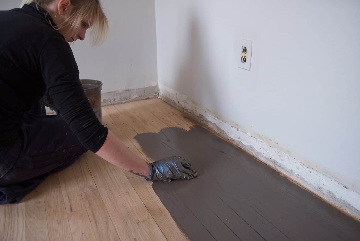 Applying Varathane Briarsmoke stain to the hardwood floor