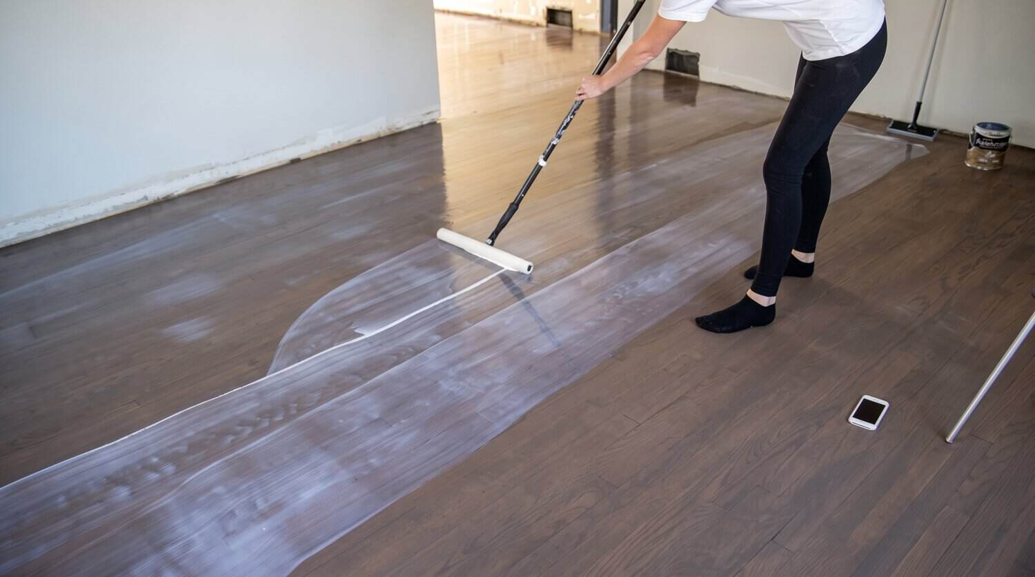 Spreading floor polyurethane with a T-bar applicator